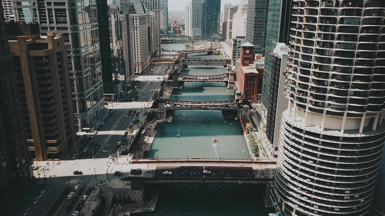 Drone shot down the Chicago River between the Marina City towers