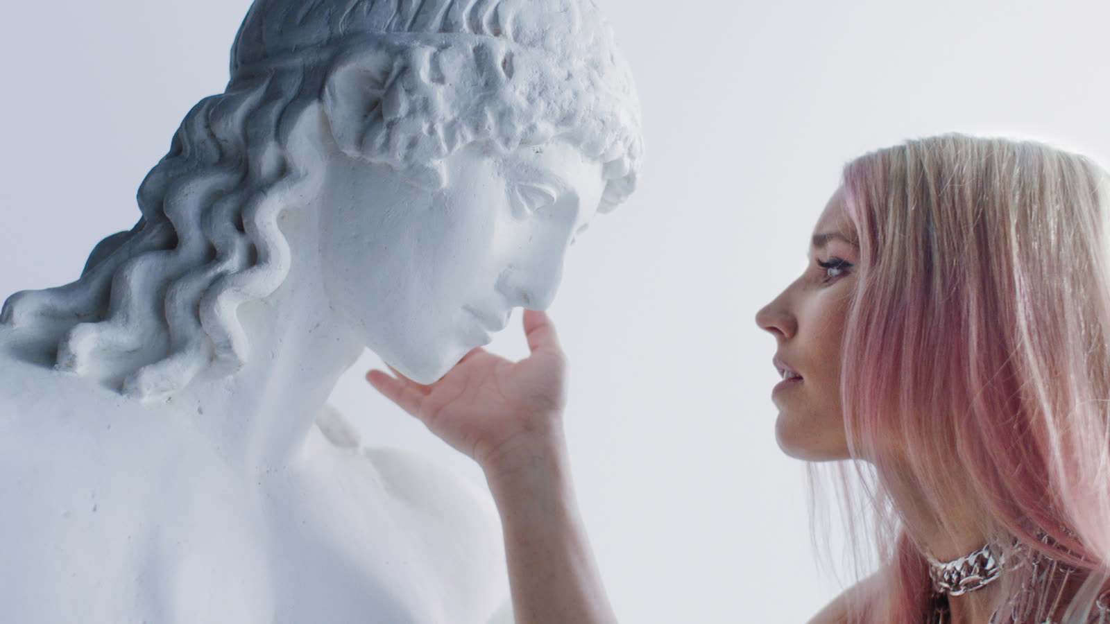 SHAED singer and marble statue